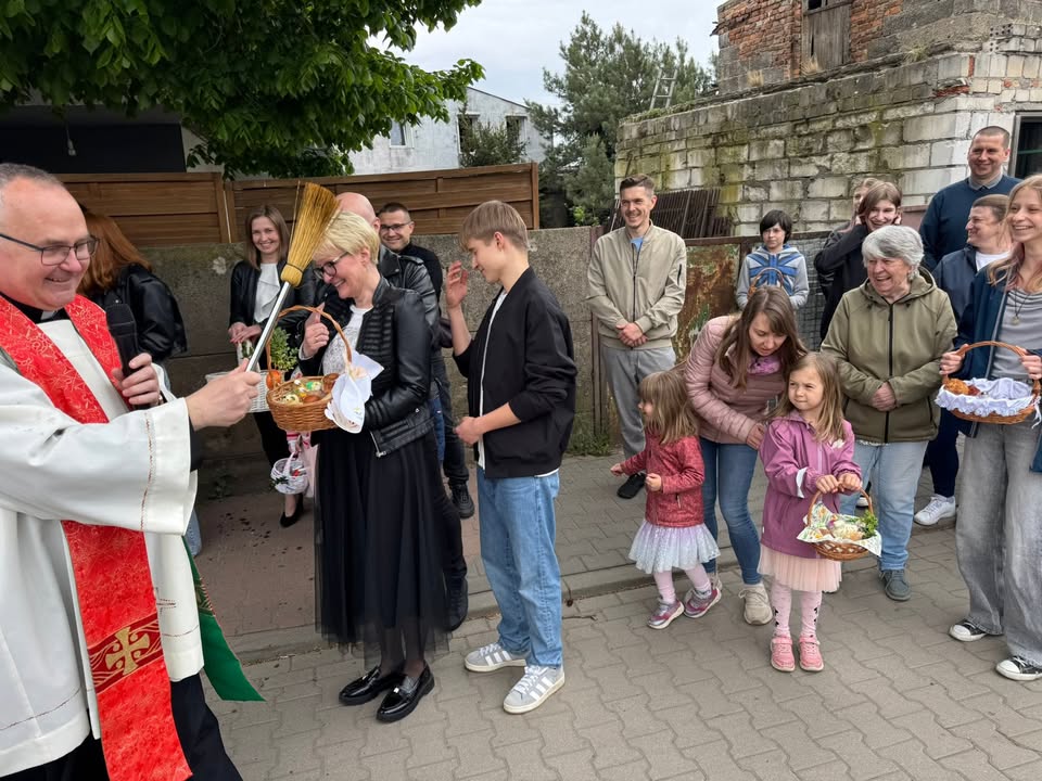 Tradycji musi stać się zadość.
Święconka u zbiegu ulicy Żabikowskiej i Wirowskiej
„Mistrz kropidła” 